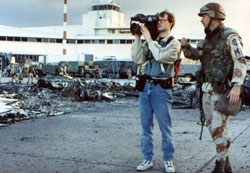 Kriegsberichterstattung war noch nie ein sicherer Job, hier Jay Tuck (re.) und Kameramann Jörn Schulz im ersten Golfkrieg