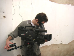 Filmarbeiten im Kosovo: Nicht ohne Gefahr und vor dem Hintergrund von Einschusslöchern.